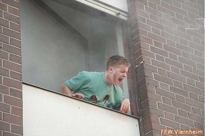 Feuerwehr Weinheim Viernheim Junge ruft am Fenster um Hilfe Zimmerbrand