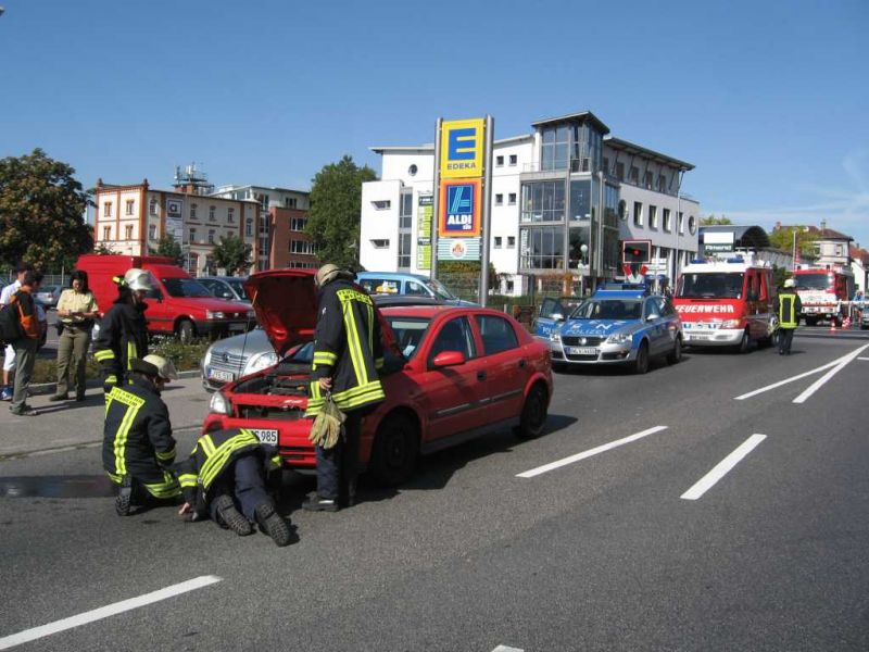 Feuerwehr Weinheim Verkehrunfall, Brandmeldeanlage, 9 Personen gerettet