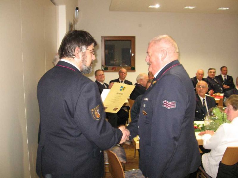 Feuerwehr Weinheim Unterkreisführer Sven Ballas dankt Klaus Steilen