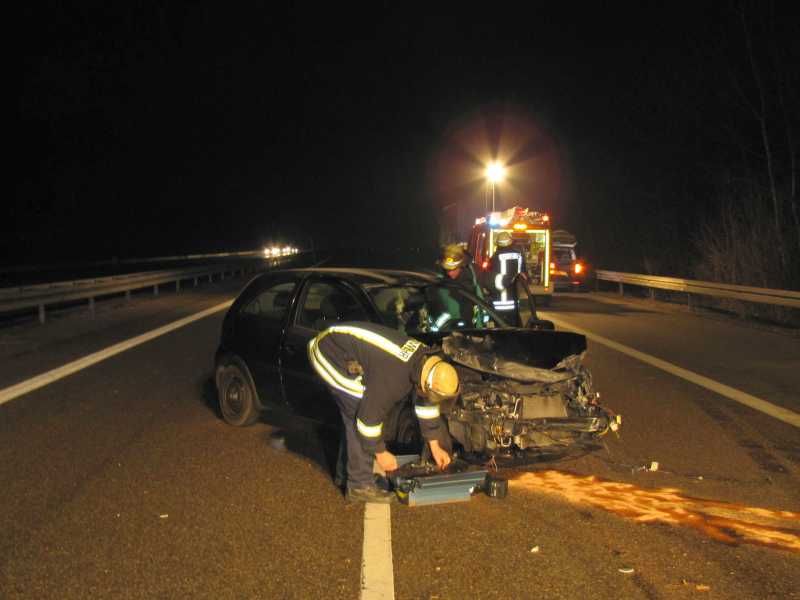 Verkehrsunfall auf der A5 Corsa prallt in Mittelleitplanke