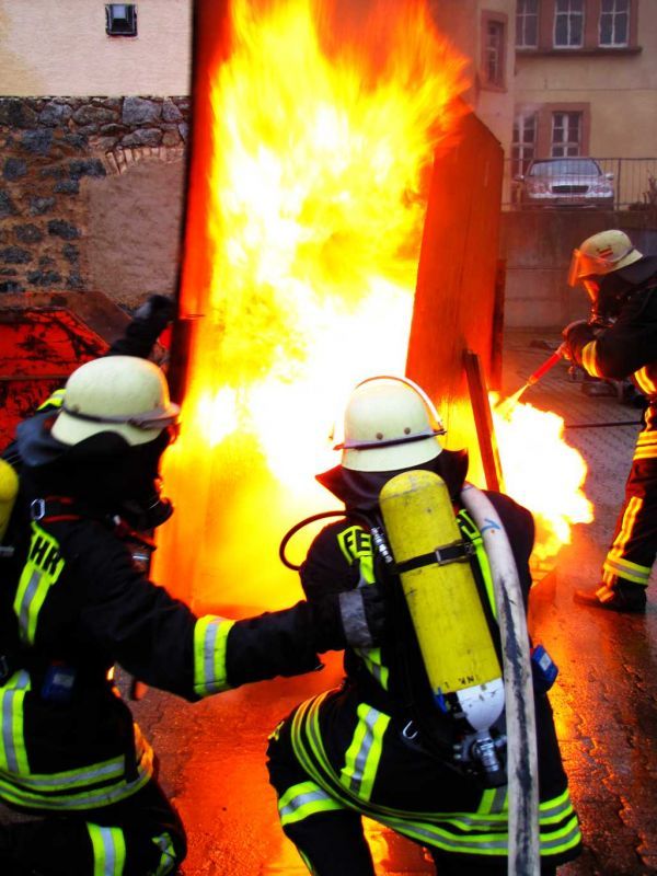 Brandtür Ausbildung bei der Feuerwehr Weinheim Abt. Sulzbach