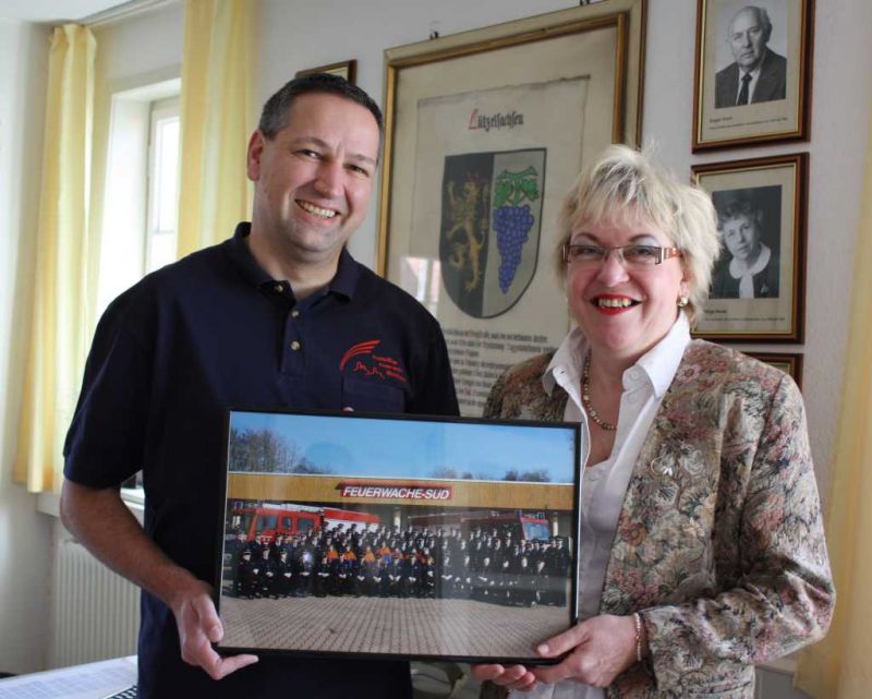 Feuerwehr Weinheim Abteilungskommandant Matthias Bente mit Ortsvorsteherin Doris Falter