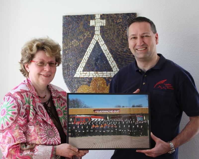 Feuerwehr Weinheim Abteilungskommandant Matthias Bente mit Ortsvorsteherin Monika Springer