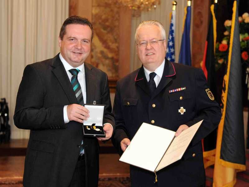 Ministerpräsident Mappus überreicht Verdienstorden des Landes für Präsident Dr. Frank Knödler