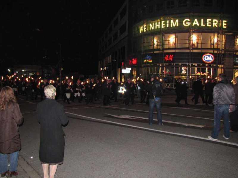 Fackelzug der Corpsstudenten höhe der Weinheim Galerie