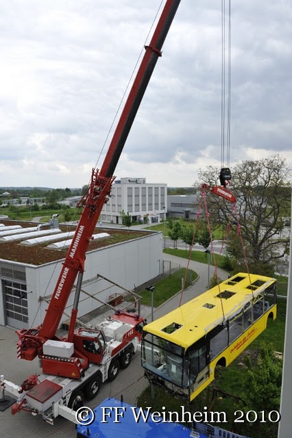 Berufsfeuerwehr Mannheim hilf beim Transport eine Übungsbus für die Feuerwehr Weinheim