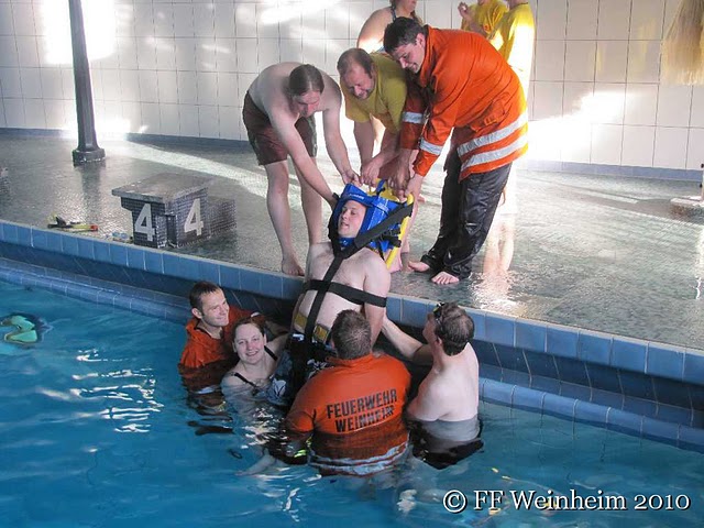 Feuerwehrsanitäter übern mit der DLRG