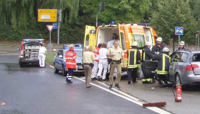 Pkw über Leitplanke geflogen