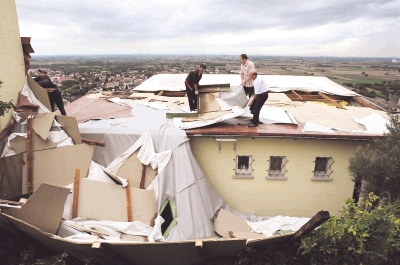 Ein Unwetter sorgte auch für abgedeckte Dächer