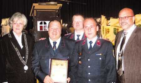 Roland Breitenfeld wird Ehrenmitglied der Feuerwehr Eisleben