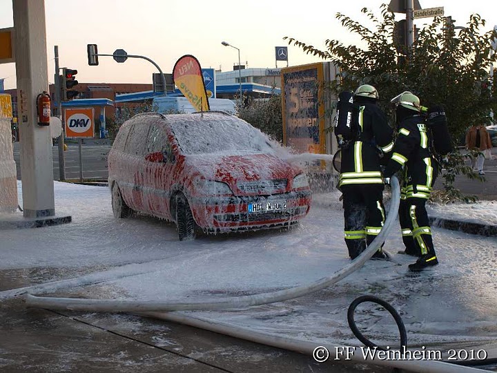 Pkw Brand in Tankstelle