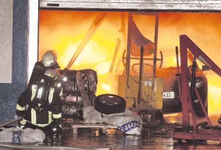 Feuerwehr löscht Werkstattbrand