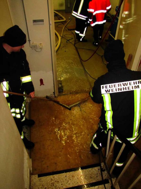 Feuerwehrmänner befreien den Keller vom Wasser