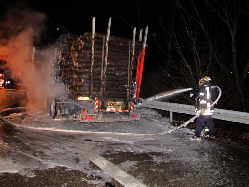 Feuer an einem LKW Auflieger