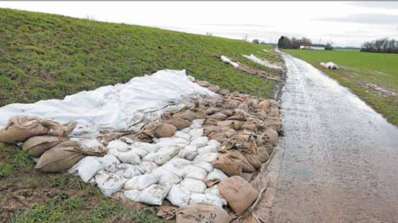 Sandsäcke sichern den Damm der Weschnitz