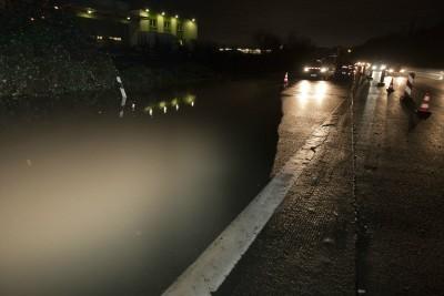 überflutet Autobahnauffahrt nach Bruch des Landgraben