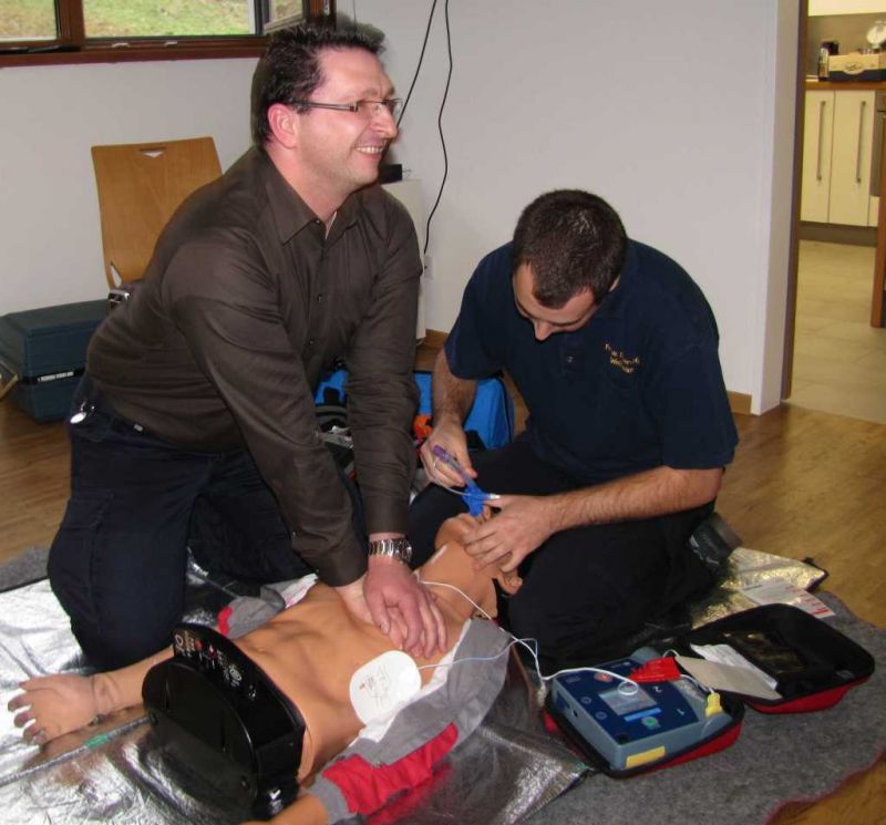Feuerwehrsanitäter Kai Fath (li) und Sven Hufnagel bei der Übung mit einem AED Gerät