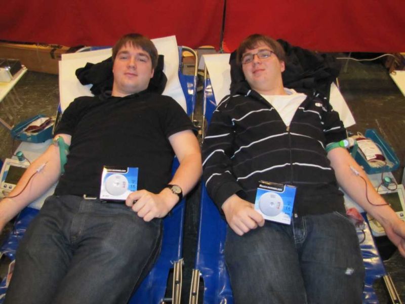 Lukas und Volker Polzin erhielten als Dankeschön der Blutspende einen Rauchmelder