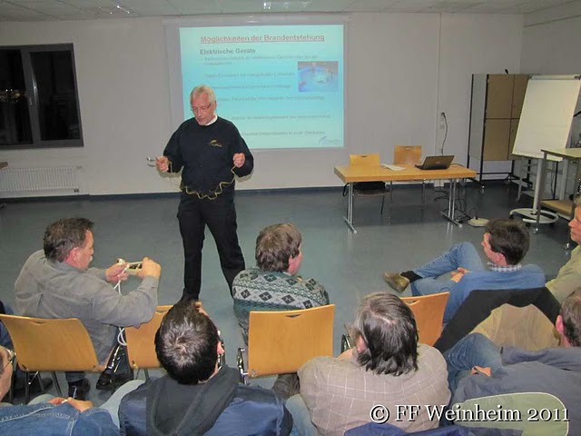 Reinhold Albrecht informiert die Weinheimer Bauern über den Brandschutz