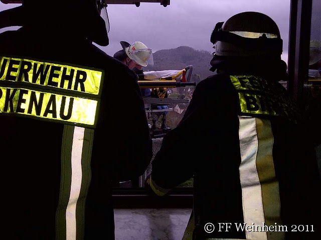 Feuerwehr Birkenau nimmt Trage entgegen