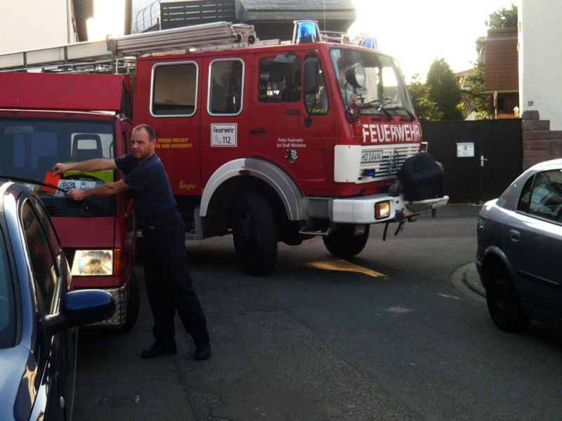 Patrick Müller verteilt Hinweis Zettel für die Falschparker