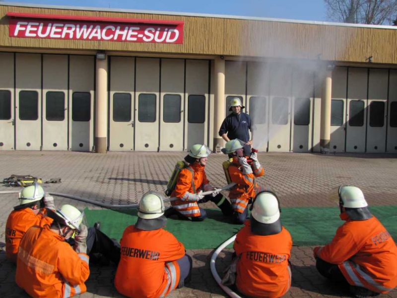 Löschtraining im Übungshof der Wache Süd