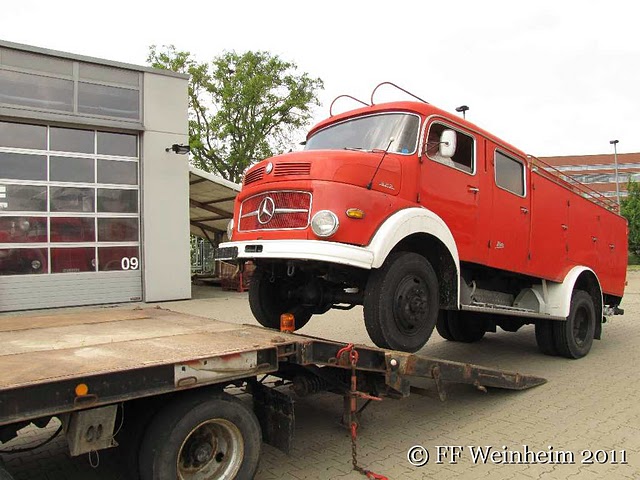 Tanklöschfahrzeug wird aufgeladen