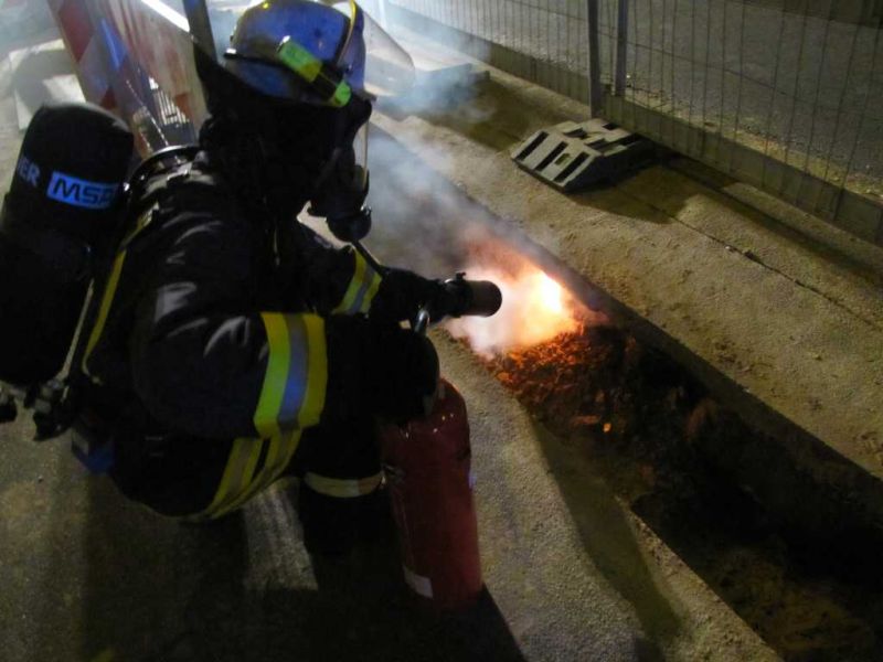 Löscharbeiten beim Kabelbrand