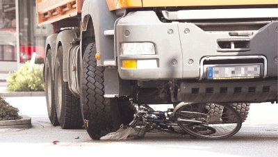 Fahrrad unter LKW eingeklemmt