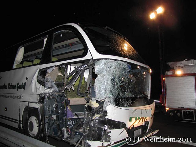 Bus mit Autokran kollidiert