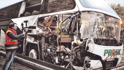 Die Seite vom Bus wurde bei dem Aufprall aufgerissen