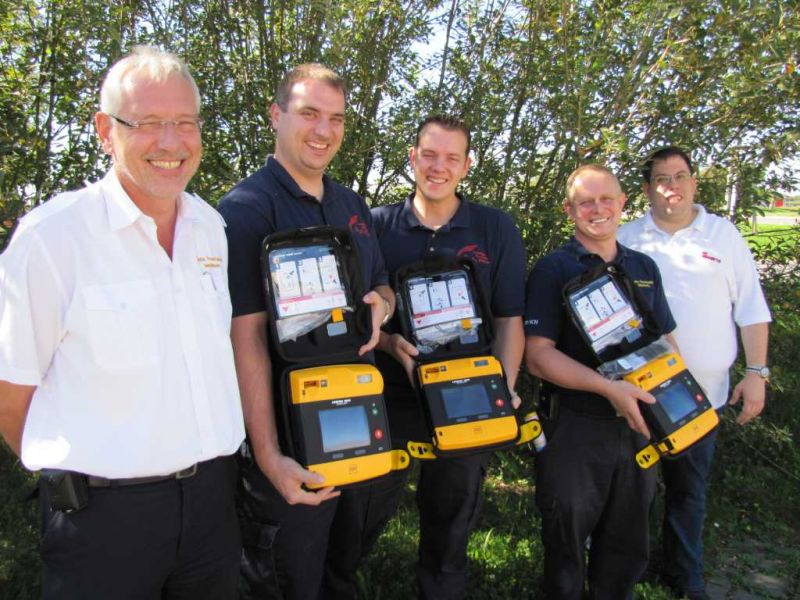 AED Geräte werden an die Abteilungen übergeben