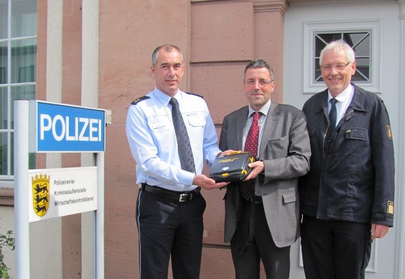 Jürgen Helfrich, Torsten Fetzner, Reinold Albrecht bei der Übergabe des AED Gerät