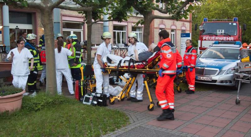 Patientenübergabe vor dem Eingang des Betreuungszentrum