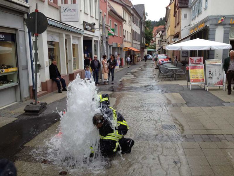 Feuerwehrmann André Lutz versucht das Wasser abzudrehen