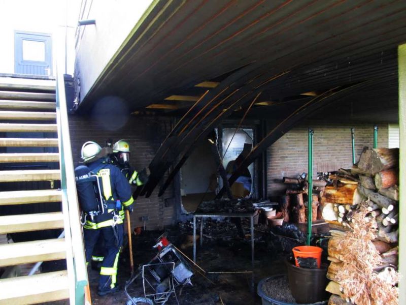 Das Feuer zog sich in die Holzdecke