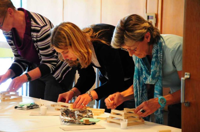 Das Erlebnisfeuer wird gebaut