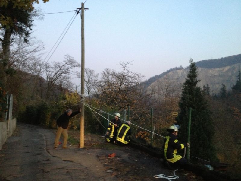 Telefonmast droht umzufallen