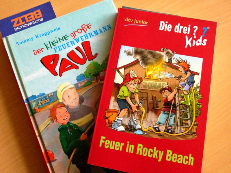 Feuerwehr liest für Grundschule