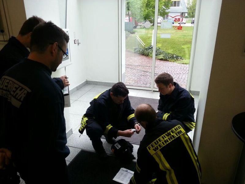 Weinheimer Feuerwehrsanitäter kontrollieren  AED-Geräte im Stadtgebiet