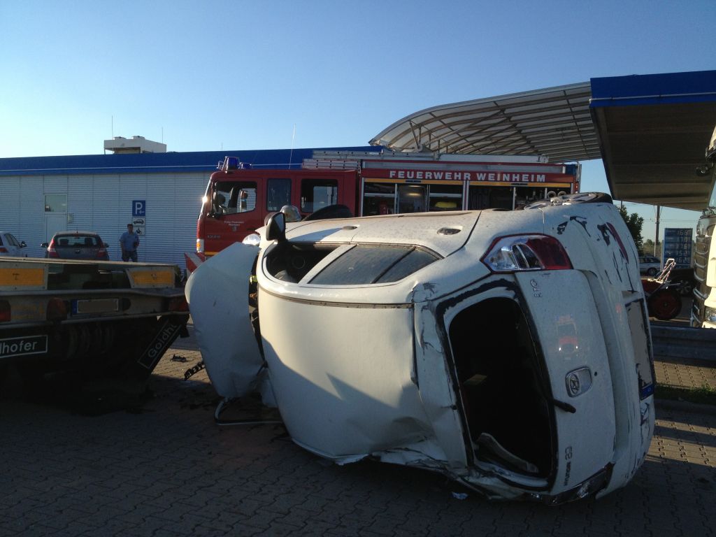 PKW kollidierte mit parkenden LKW – Junge Fahrerin schwer verletzt.