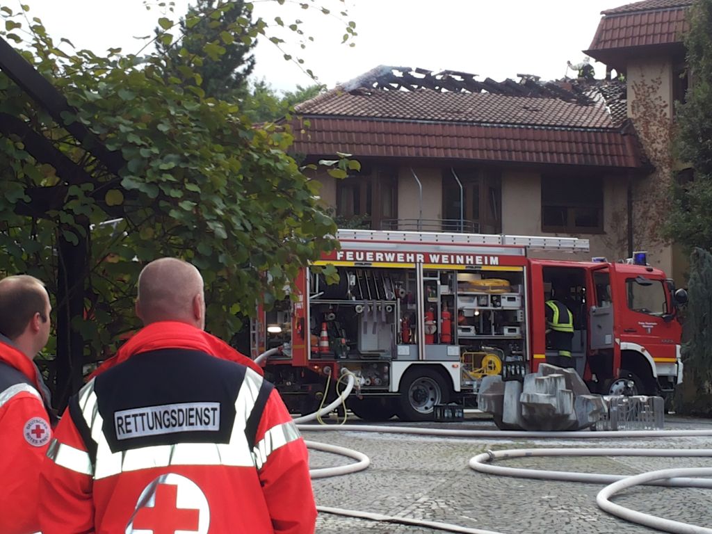 Mehr als 100 Menschen gerettet - Brand im Pflegeheim: Großeinsatz der Weinheimer Feuerwehr erfolgreich – Gelungene Evakuierung 
