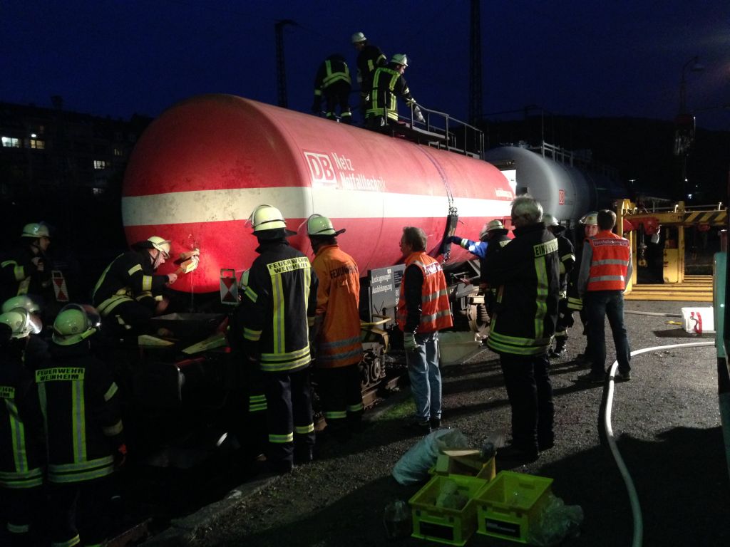 Weinheimer Brandschützer bei Gefahrgutausbildung am Ausbildungszug der Deutschen Bahn