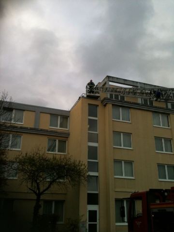 Ausgelöste Brandmeldeanlage und verletzte Person auf Hoteldach