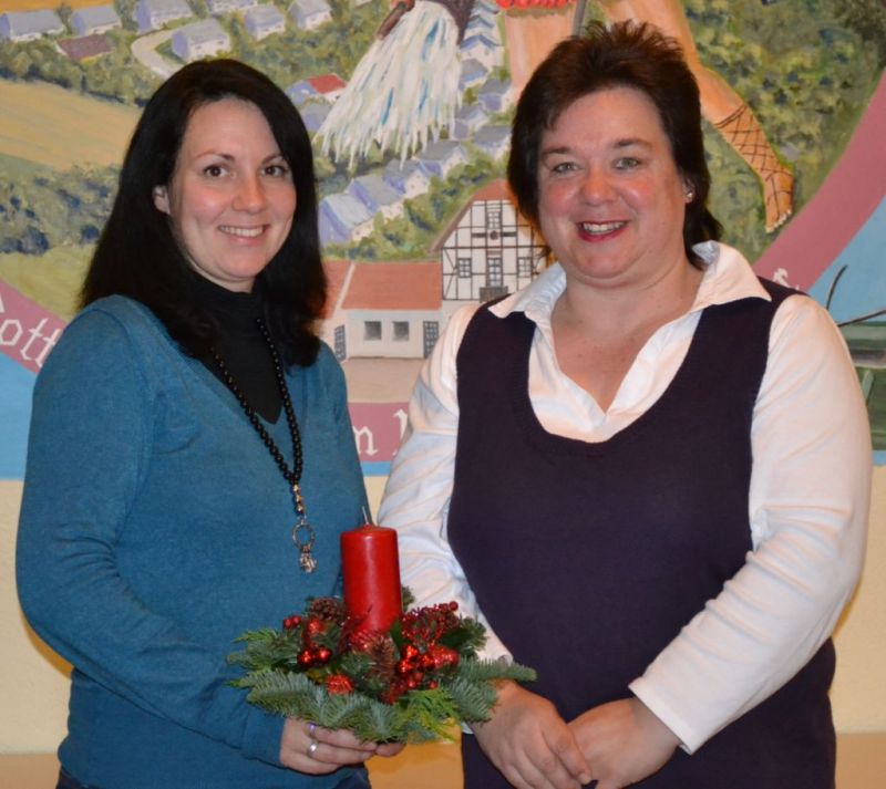 Sandra Drabant links übergibt ihr Amt an Claudia Seiiberling