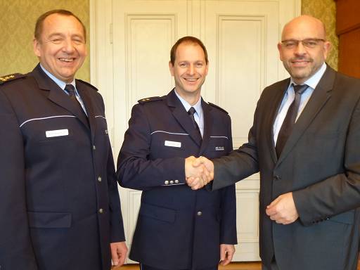 Holger Behrendt (mitte) ist neuer Leiter des Polizeirevier Weinheim