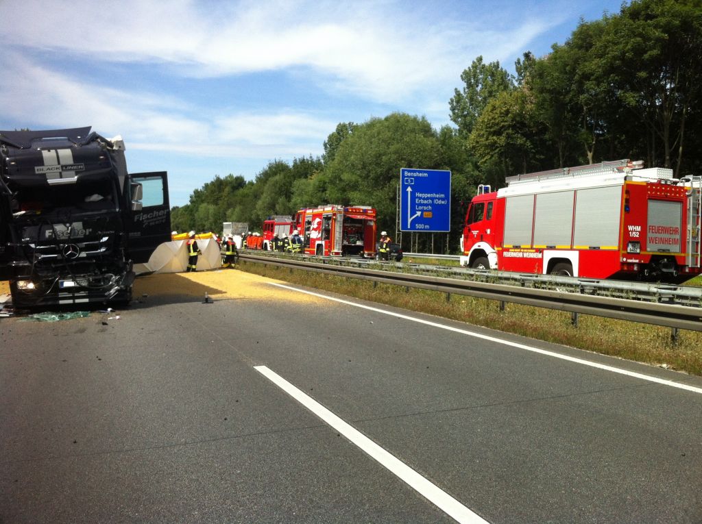 Schwerer LKW Unfall auf der Bundesautobahn 5 fordert Feuerwehren