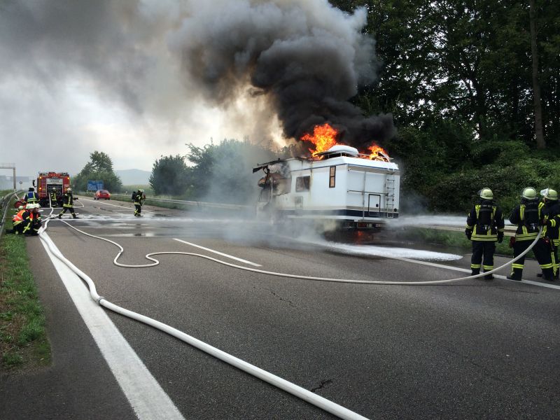 Wohnmobil brennt auf der A5 vollständig aus
