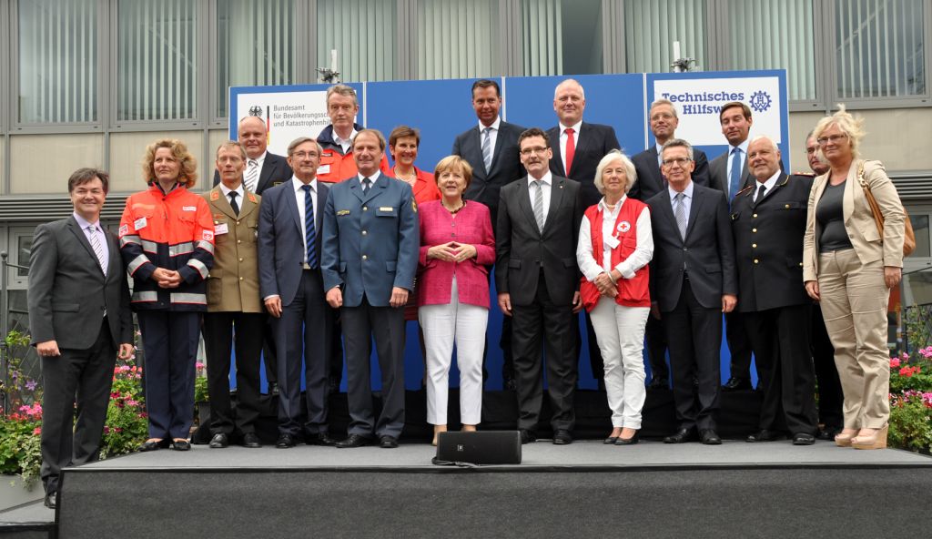 Ehrenamt als zentrale Stütze der Gesellschaft - Bundeskanzlerin Dr. Angela Merkel besucht Behörden des Bevölkerungsschutzes