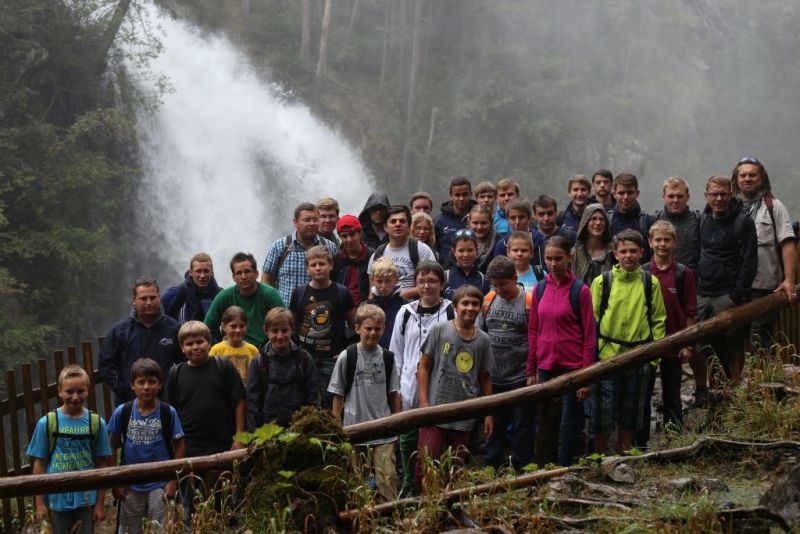 Die Wandergruppe vor dem Wasserfall